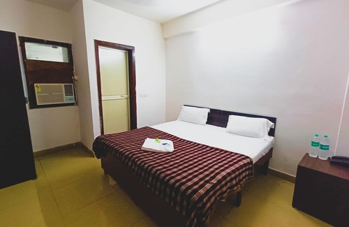 Mayur Vihar Phase 1 Bed & Breakfast | PRIVATE ROOM IN MAYUR VIHAR