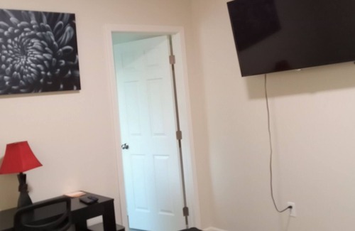 Tower District Apartment | Private room nice neighborhood