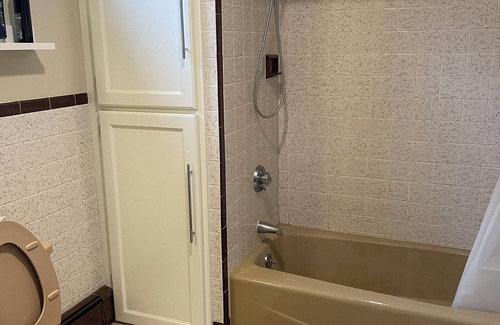Everett House | Private room/shared 2 bathroom/full equipped kitchen/Free Parking/Close to T