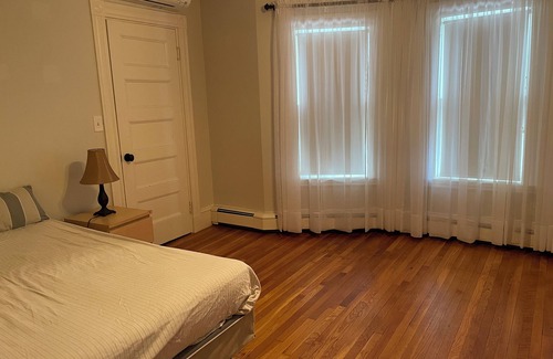 Everett House | Private room/shared 2 bathroom/full equipped kitchen/Free Parking/Close to T