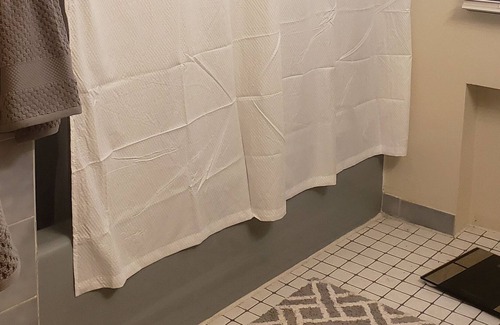 Roselle House | Private room with a bathroom and kitchen shared