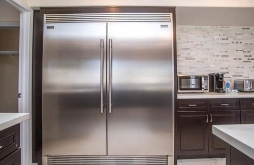 Spring Valley House | Private Room with a Queen Bed and a shared Bathroom