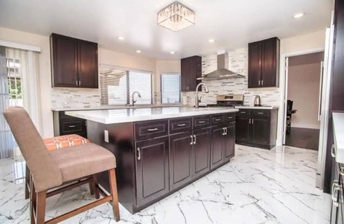 Spring Valley House | Private Room with a Queen Bed and a shared Bathroom