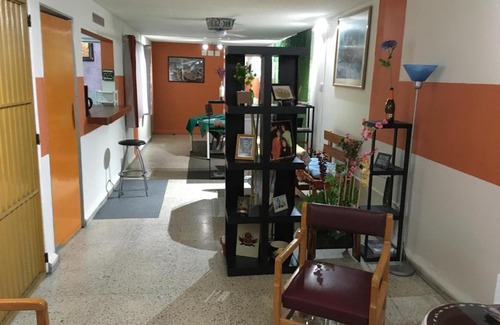 Leon House | Private room with air conditioning in Downtown Office Parking
