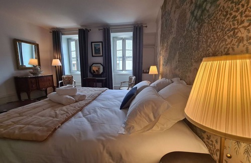Chateauroux Bed & Breakfast | Private Room with Ensuite, Twin/King Bed in Charming Guesthouse with Breakfast, Courtyard Access