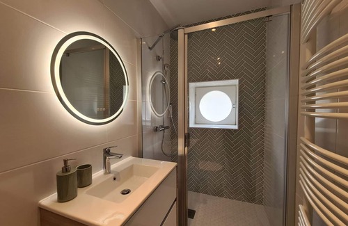 Chateauroux Bed & Breakfast | Private Room with Ensuite, Twin/King Bed in Charming Guesthouse with Breakfast, Courtyard Access