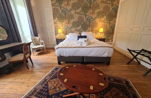 Chateauroux Bed & Breakfast | Private Room with Ensuite, Twin/King Bed in Charming Guesthouse with Breakfast, Courtyard Access
