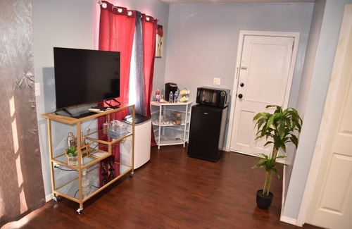Florence-Graham House | Private Room with En-suite in South Los Angeles