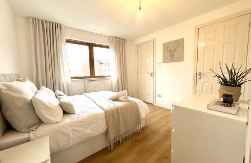 Rutherglen House | Private room with en-suite and parking in shared flat
