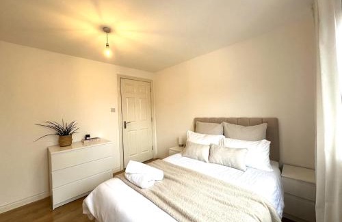 Rutherglen House | Private room with en-suite and parking in shared flat