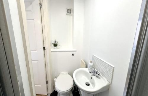 Rutherglen House | Private room with en-suite and parking in shared flat