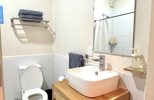 Americana House | Private room with private bathroom in the Americana neighborhood