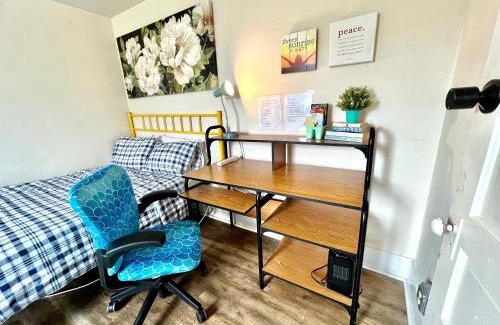 Rainier Valley House | Private Room with Shared Bathrooms 10 Minutes To SeaTac Airport