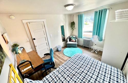 Rainier Valley House | Private Room with Shared Bathrooms 10 Minutes To SeaTac Airport