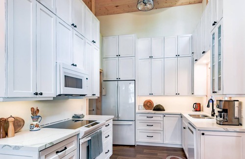 Minett Cottage | Private Rosseau Beachfront Cottage! Sunrises & Sunsets! Sleeps 15!