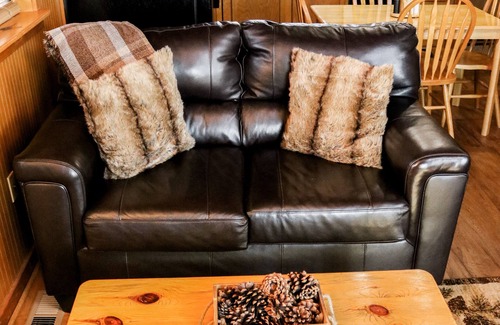 Gatlinburg - Pigeon Forge Ski Chalet | Private & Secluded w/Beautiful Views Sunsets ~Hot Tub
