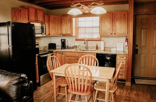 Gatlinburg - Pigeon Forge Ski Chalet | Private & Secluded w/Beautiful Views Sunsets ~Hot Tub