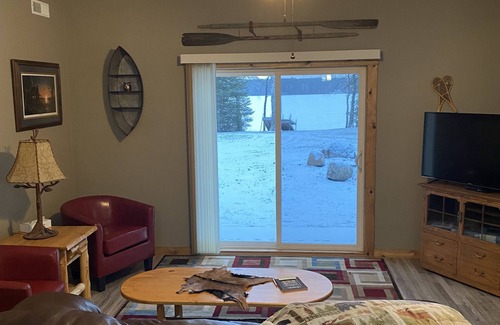 Phillips Cottage | private setting and right on the lake!