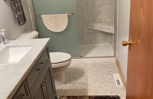 Phillips Cottage | private setting and right on the lake!