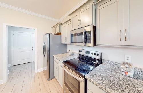 Navarre House | Private snowbird-friendly home with enclosed yard, patio, grill & washer/dryer