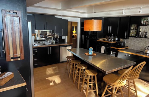 Kents Hill House | Private, Spacious, Sunlit Lakehouse near quiet mountain trails