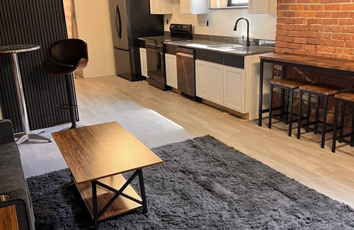 Midtown Apartment | Private Studio Apartment 2 Blocks from all arenas! Event Parking Included