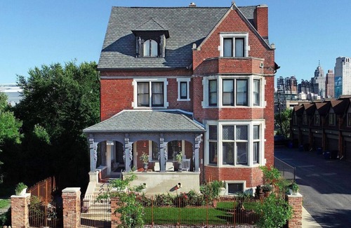 Midtown Apartment | Private Studio Apartment 2 Blocks from all arenas! Event Parking Included