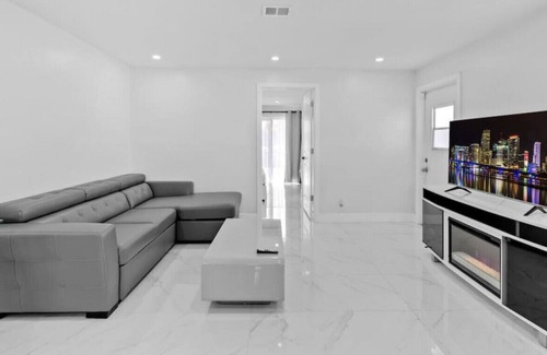 Beachway Estates House | Private Studio in Glamorous Pool Villa