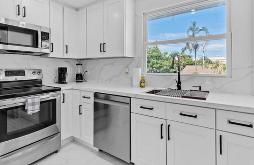 Beachway Estates House | Private Studio in Glamorous Pool Villa