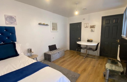 Harlington Apartment | Private Studio Outhouse near Heathrow- Free Parking