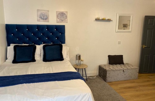 Harlington Apartment | Private Studio Outhouse near Heathrow- Free Parking