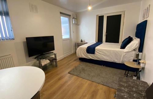 Harlington Apartment | Private Studio Outhouse near Heathrow- Free Parking