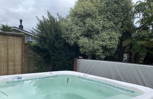 Paraparaumu Apartment | Private Studio with Hot Spring spa & infrared sauna
