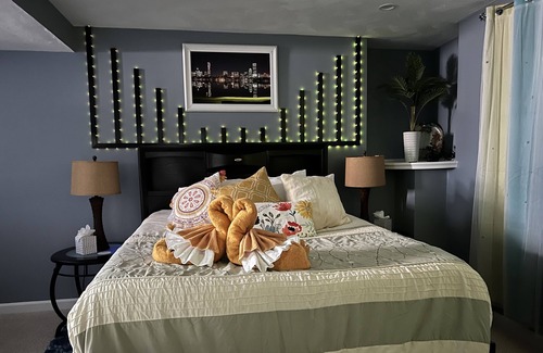 Tewksbury House | Private Suite 1 Queen bed, 1 Full bath,1 car parking