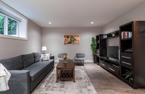 North Vancouver House | PRIVATE Suite