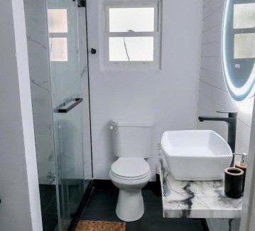 Sulphur Springs House | Private Suite near Busch Gardens Adventure Island USF and I-275