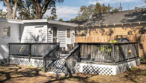 Sulphur Springs House | Private Suite near Busch Gardens Adventure Island USF and I-275