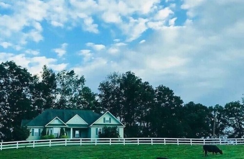 West Liberty House | Private Suite on Eastern Kentucky Farm with Indoor Pickleball Court