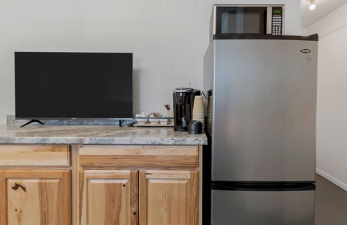 Bella Vista Apartment | Private Suite, Sleep and Bike- Seconds 2 trail! Private Basement Apartment.