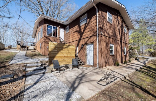 Bella Vista Apartment | Private Suite, Sleep and Bike- Seconds 2 trail! Private Basement Apartment.