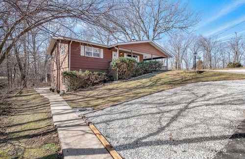 Bella Vista Apartment | Private Suite, Sleep and Bike- Seconds 2 trail! Private Basement Apartment.