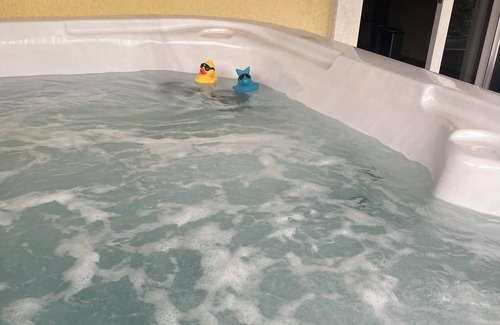 Rutland House | Private suite with Hot Tub-near airport & downtown Kelowna