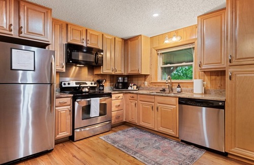 Maggie Valley Cabin | Private, super cozy cabin Views Pets welcome Stocked kitchen Fireplace fire-pit
