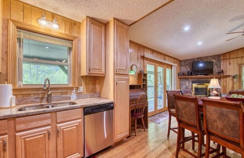 Maggie Valley Cabin | Private, super cozy cabin Views Pets welcome Stocked kitchen Fireplace fire-pit