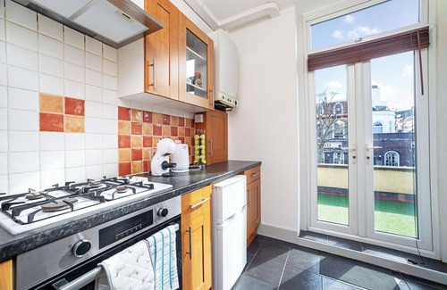 Hammersmith Broadway Apartment | Private Terrace - Apartment in Kensington