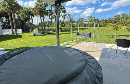 Port Saint Lucie Apartment | Private Tropical Guesthouse · Hot Tub + Patio in Port St. Lucie