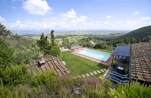 SantʼAndrea di Compito Villa | Private Villa with private pool, A/C, WIFI, TV, terrace, panoramic view, parking, close to Lucca