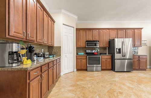River Park House | Private Villa | Pool + Hot Tub + Sleeps 20