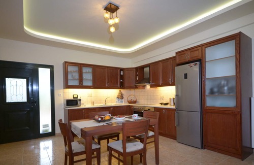 Malia House | Private Villa With Outdoor Jacuzzi