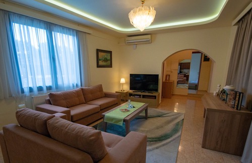 Malia House | Private Villa With Outdoor Jacuzzi